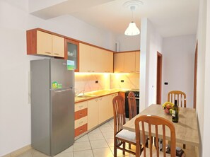 Wasserkocher mit Kaffee-/Teezubehör, Kühlschrank, Ofen, Wasserkocher