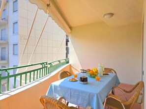 A balcony with a table set for breakfast, including fruits, a pitcher, and a thermos. - Mandalay Suites by the Beach 079 (Durres)