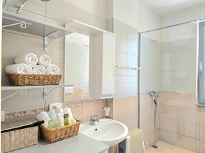 Douche, serviettes fournies