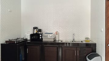 Réfrigérateur, micro-ondes, plaque de cuisson, bouilloire électrique
