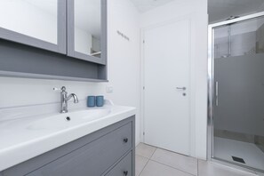Shower, hair dryer, bidet, towels