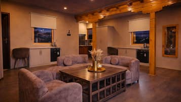 Perhestudiosviitti, parveke, vuoristonäköala | Oleskelualue | 43–tuumainen äly-TV, jossa satelliittikanavat