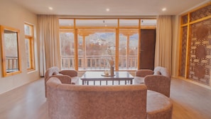 Suite estudio familiar, balcón, vistas a la montaña | Sala de estar | Smart TV de 43 pulgadas con canales por satélite