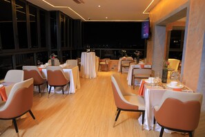 Breakfast, lunch and dinner served  - Abrish Hotel and Apartment (Kampala)
