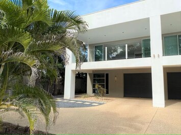 Street view of 'Rosalynda'. Beachouse1 is on the left hand side