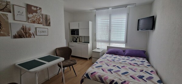 1 bedroom, iron/ironing board, WiFi, bed sheets - 1 room studio with private bathroom and near the rhein (Feuerthalen)