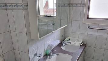 SĂšche-cheveux, serviettes fournies, papier toilette