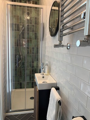 Chuveiro, secador de cabelo, toalhas de banho, sabonete