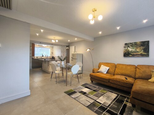 Spacious and Spotless in a peaceful area 15 mins from Manchester centre.
