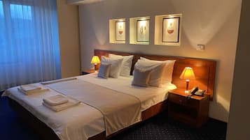 1 bedroom, minibar, desk, laptop workspace
