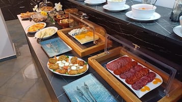 Daily buffet breakfast (RON 50 per person)