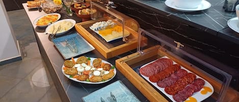 Se ofrece un desayuno bufé (50 RON por persona)