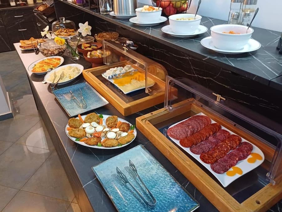 Desayuno buffet diario (RON 50 por persona)