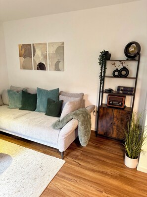 Smart TV, DVD player, books, stereo - Cozy vacation apartment near the edge of the forest and Franconian lake district (Heideck)