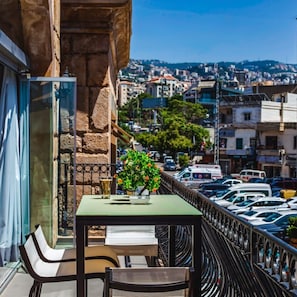 Outdoor dining - A luxurious stay in the heart of Byblos with 24/7 electricity (Byblos)