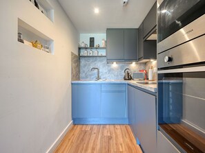 Een microgolfoven, een oven, een kinderstoel
