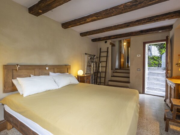 3 bedrooms, travel crib, free WiFi, bed sheets