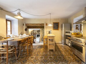 Microondas, horno, lavavajillas y periquera 