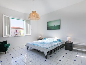 3 bedrooms, travel crib, free WiFi, bed sheets