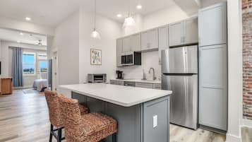 Refrigerador, microondas, horno y parrilla de estufa