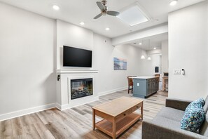 Smart TV, fireplace