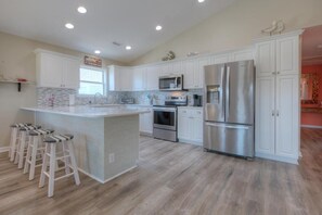 Kjøleskap, mikrobølgeovn, ovn og oppvaskmaskin