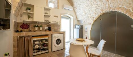 Frigorifero, piano cottura, macchina per tè/caffè, bollitore elettrico