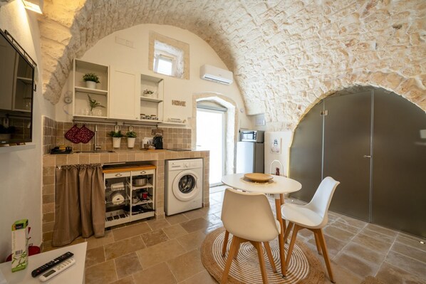 Fridge, stovetop, coffee/tea maker, electric kettle