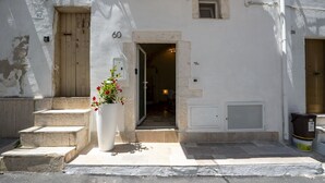 Un edificio con una escalera de piedra que conduce a una puerta con el número 60.
