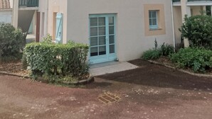 A building with the sign "La Pointe du lac". It has multiple balconies with green railings. - Bougenay vacation village with free swimming pool from May to mid-September (Talmont-Saint-Hilaire)