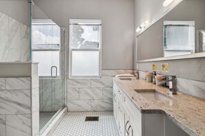 Shower, hair dryer, shampoo - The Bold City Retreat #325 | Team Joseph Ellen (Jacksonville)
