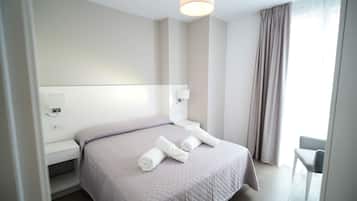 Apartamento familiar, vistas a la ciudad | Espacio para trabajar con un portátil y tabla de planchar con plancha