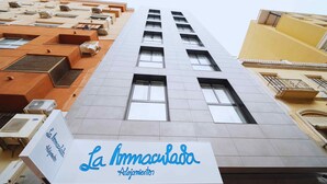 A building with a sign reading "La Immaculada Alojamiento". - La Inmaculada Alojamientos (Málaga)