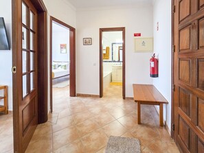 Tabla de planchar con plancha, wifi gratis, ropa de cama