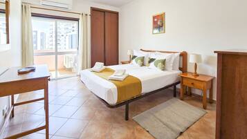 Iron/ironing board, free WiFi, bed sheets