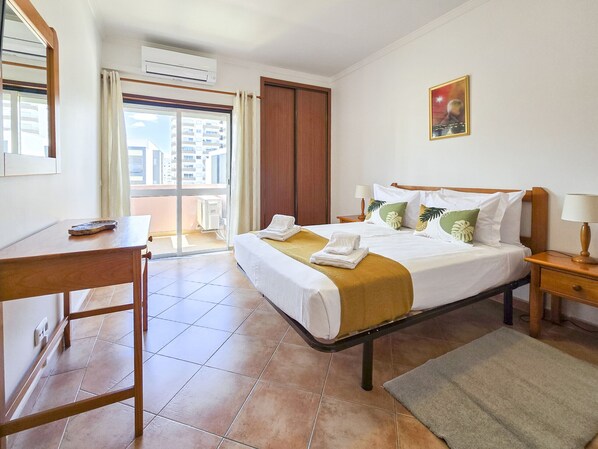 Iron/ironing board, free WiFi, bed sheets