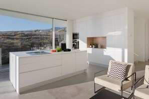 Køleskab, ovn, opvaskemaskine, kaffe-/temaskine