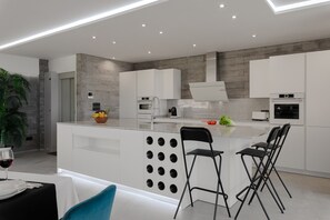 Fridge, oven, dishwasher, coffee/tea maker