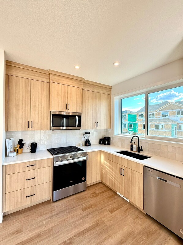 Micro-ondes, four, plaque de cuisson, lave-vaisselle