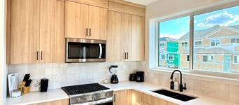 Brand New 3BR House YEG 15min | Free Parking