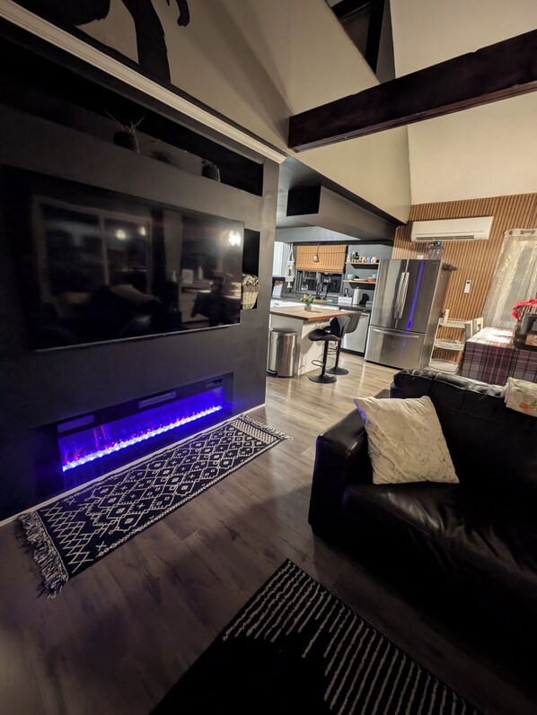 Smart TV, fireplace