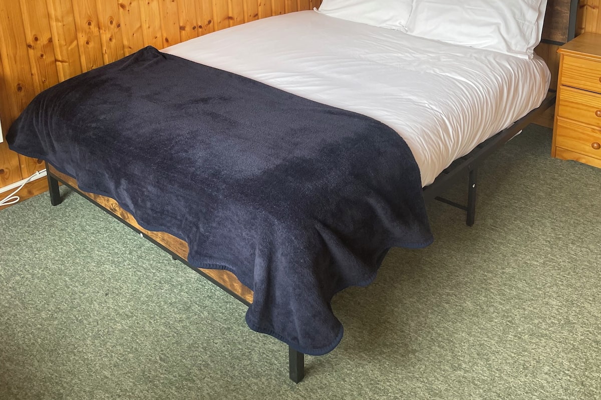 Comfort Chalet | Bathroom | Shower, hair dryer, towels, soap