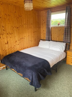 Chalet Confort | Salle de bain | Douche, séchoir à cheveux, serviettes fournies, savon