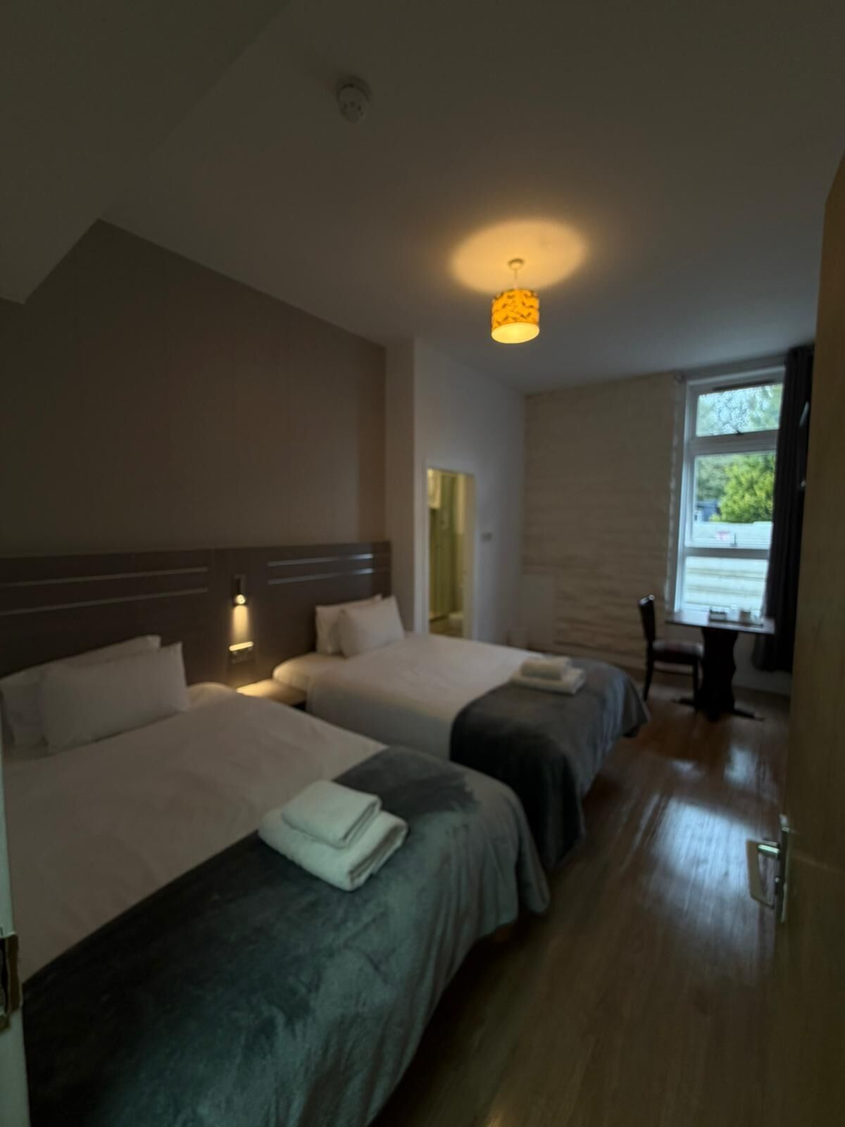 Habitación Deluxe con 2 camas individuales | 1 habitación y wifi gratis 