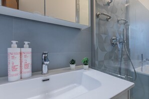 Bruser, hårtørrer, bidet, håndklæder