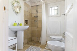 Dusche, Haartrockner, Handtücher, Seife