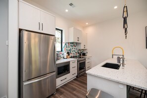 Geladeira, micro-ondas, fogão, cooktop