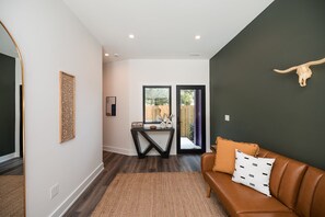 Smart TV - NEW Townhome with TURF ROOFTOP and Games in Heart of Wilmington! Unit A (Wilmington)