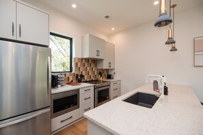 Kjøleskap, mikrobølgeovn, ovn og kokeplater