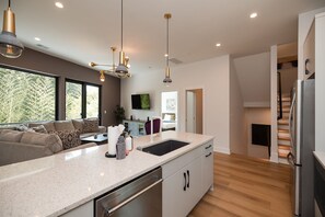 Køleskab, mikrobølgeovn, ovn, kogeplade